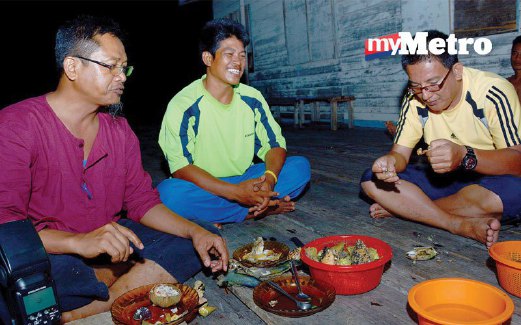 AIDI (kiri) dan Sulaiman Abas (kanan) mencuba tehe-tehe bersama ikan goreng.