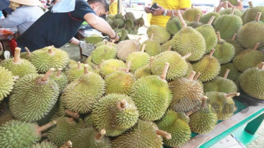 JUALAN durian yang kini semakin rancak. FOTO Mohd Rafi Mamat. 