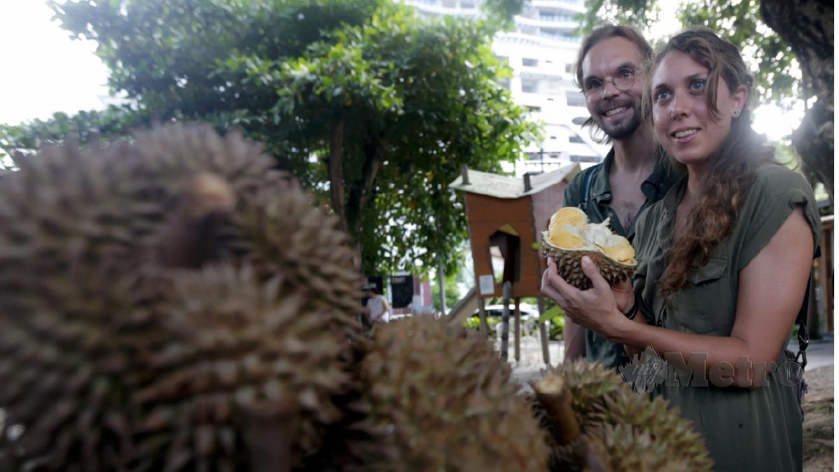 LINDSAY (kanan) ditemani suaminya Richard memilih buah durian pada Majlis Perasmian Pakej Durian Tourism 2022. FOTO Danial Saad.