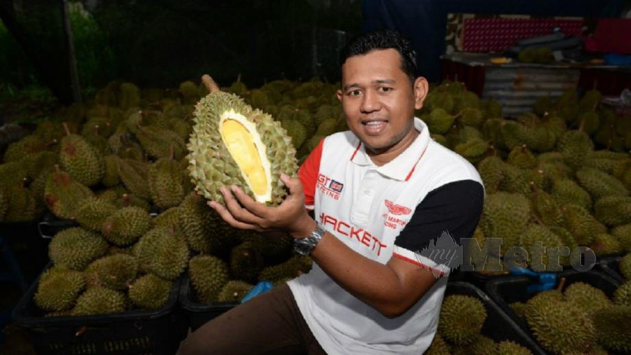 MUHAMAD Al Amin menunjukkan durian yang dijual. FOTO Noorazura Abdul Rahman. 