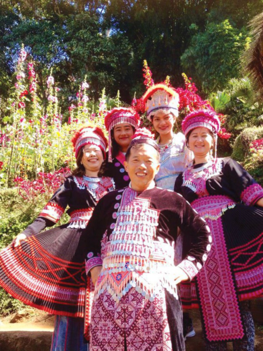 MEMASUKI kawasan perkampungan tradisional di Hmong Village yang memberi peluang mendekati suku kaum Hmong. 