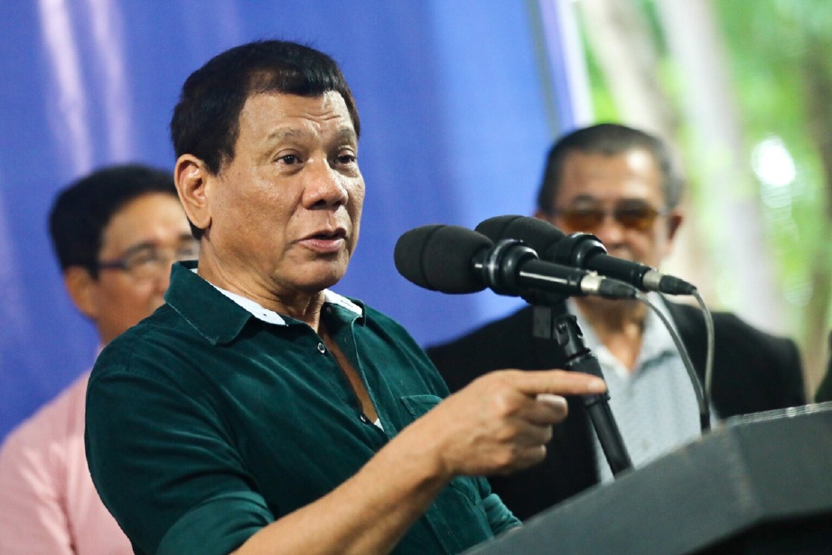 Presiden Filipina Rodrigo Duterte berucap ketika melawat tentera di Iligan, Mindanao, hari ini. - Foto via EPA