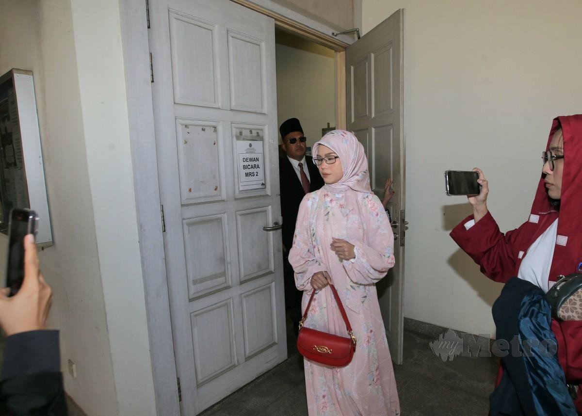 Bella Astillah keluar dari Mahkamah Syariah Kuala Lumpur, Jalan Duta, bersama peguam dan ahli keluarganya. FOTO EIZAIRI SHAMSUDIN
