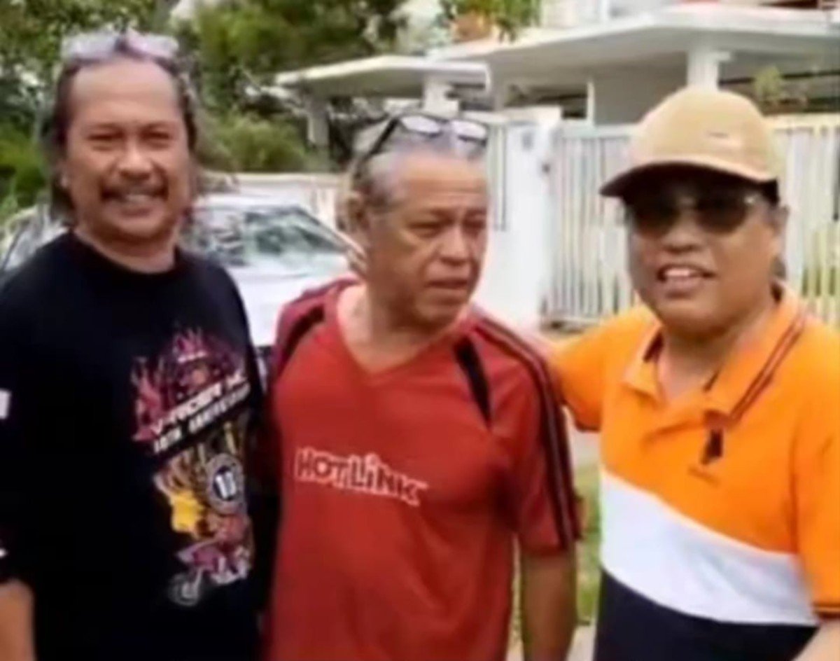 Dwan Olan (tengah) menerima kunjungan rakan termasuk Afee U-Topia (kanan)