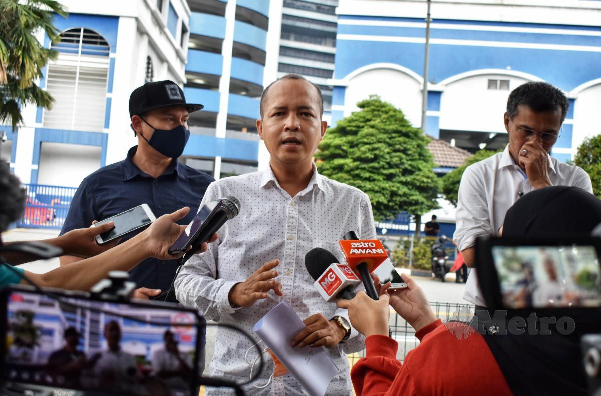 Hamdan Mohd Salleh pada sidang media selepas membuat laporan polis berkaitan kartel daging sejuk beku di IPD Dang Wangi, Kuala Lumpur. FOTO HAZREEN MOHAMAD