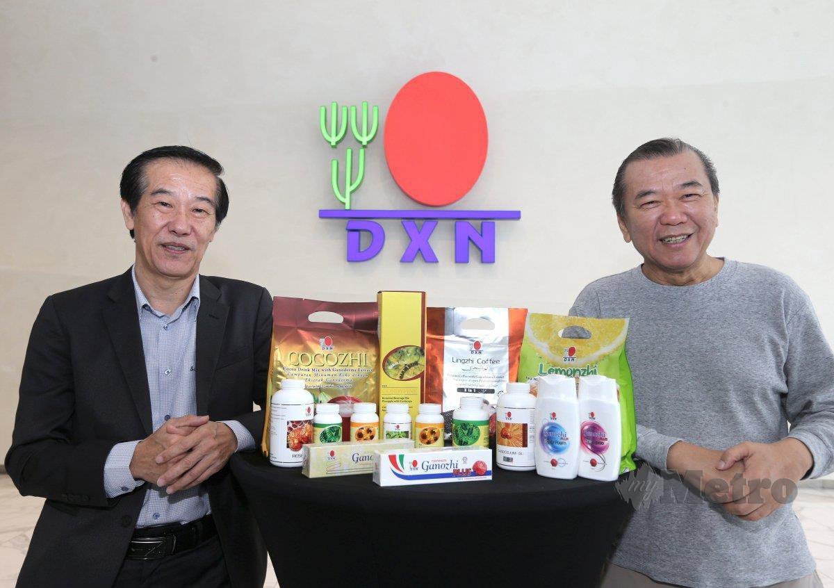 HANG Ching (kiri) dan Siow Jin bersama produk terbaru syarikat.