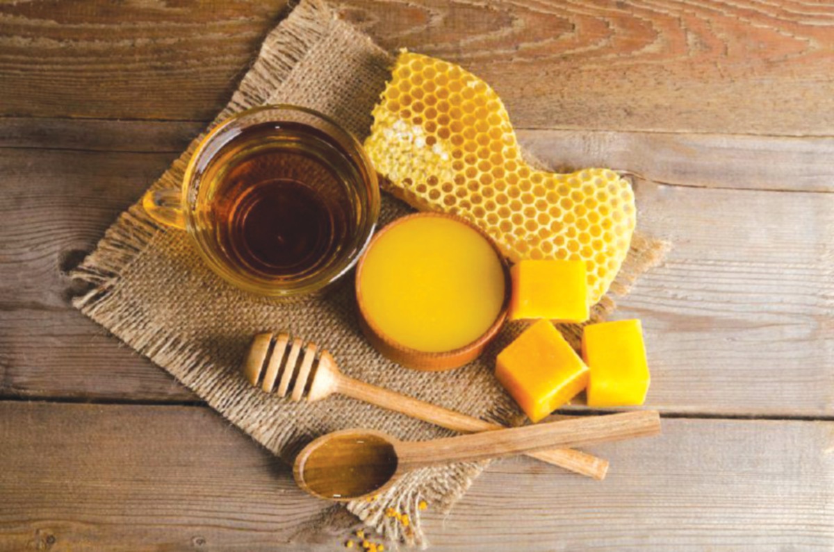 LILIN lebah atau minyak aroma terapi antara ramuan digunakan.