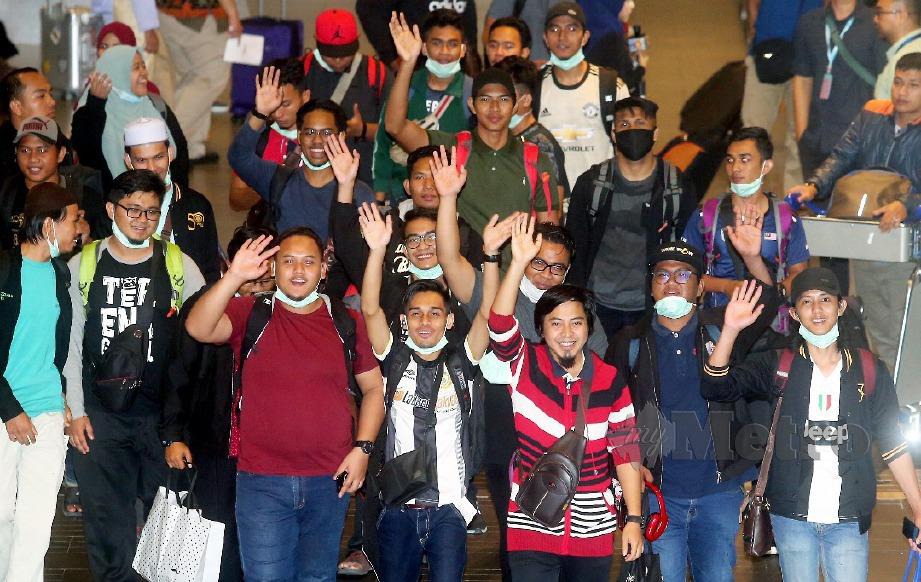 PELAJAR Malaysia yang menuntut di Universitas Islam Negeri Sultan Syarif Kassim, Pekanbaru Riau, Indonesia tiba di klia2. FOTO Mohd Fadli Hamzah 
