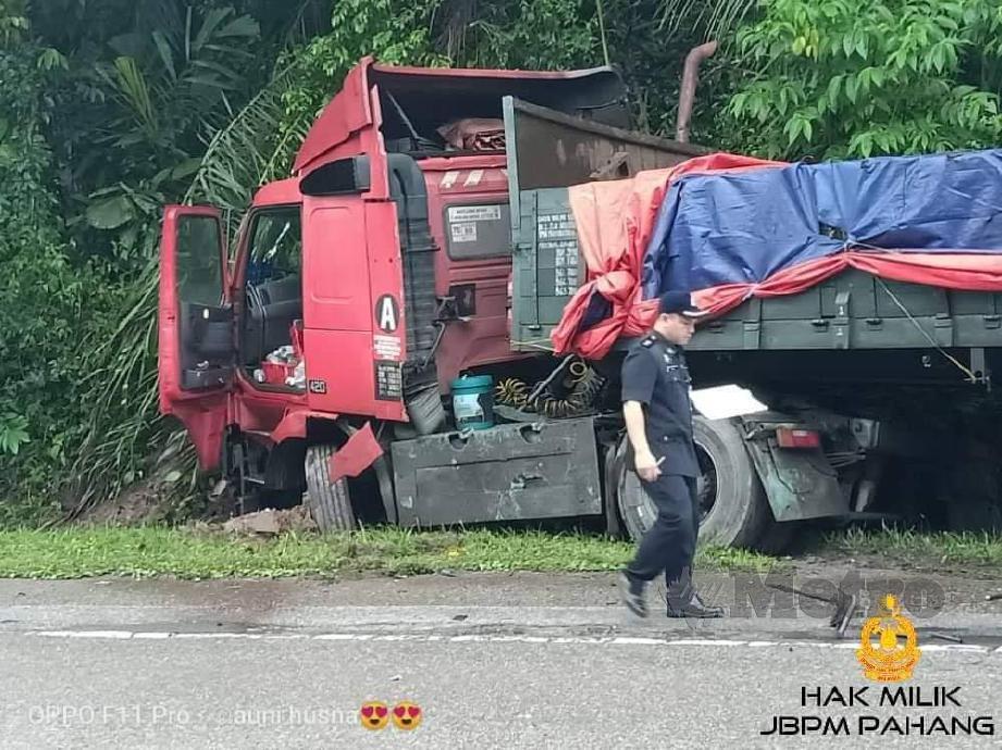 KEADAAN kenderaan yang  kemalangan di KM86 Jalan Kuantan-Kuala Lumpur, semalam. 