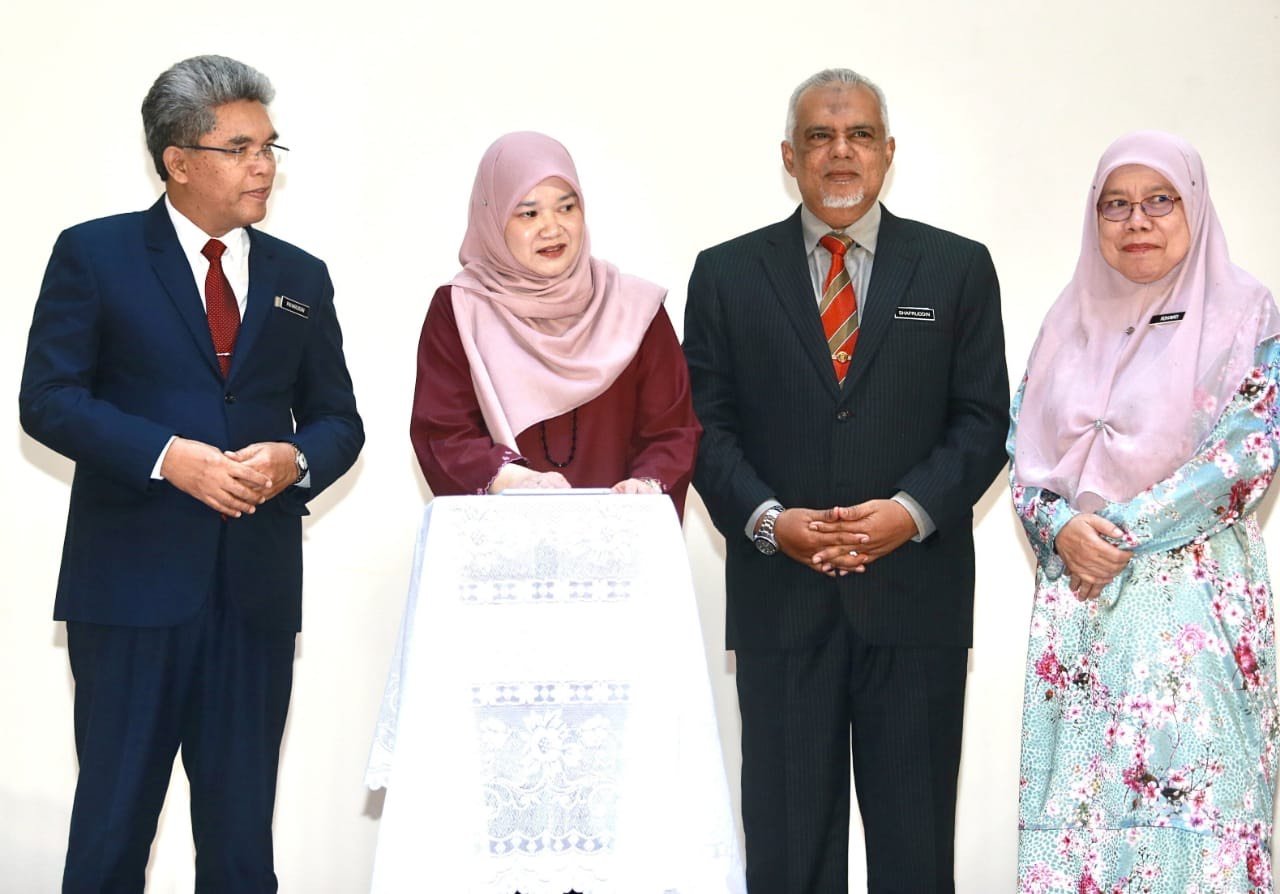 Fadhlina (dua dari kiri) merasmikan 3rd ICELAM 2023 sambil disertai Pengarah Pendidikan Malaysia, Datuk Pkharuddin Ghazali (kiri) dan Rohayati (kanan). - Gambar NSTP/FATHIL ASRI