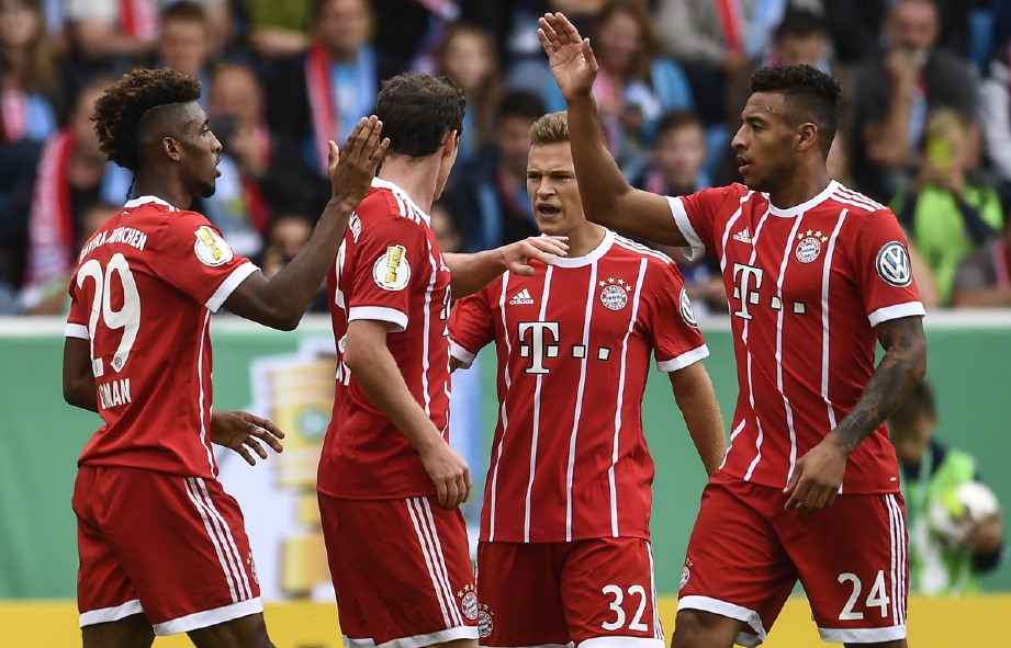 PEMAIN Bayern meraikan kemenangan ketika menentang Chemnitzer FC.