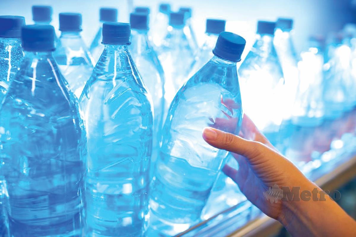 BAHAN kimia BPA terdapat dalam botol minuman dan bekas makanan plastik.