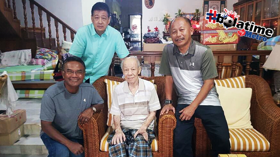 Mat Zan (kiri), Tang Siew Seng (belakang) bersama Razip Ismail (kanan) menziarahi Kwai Lam pada April lalu. FOTO Ihsan CKL