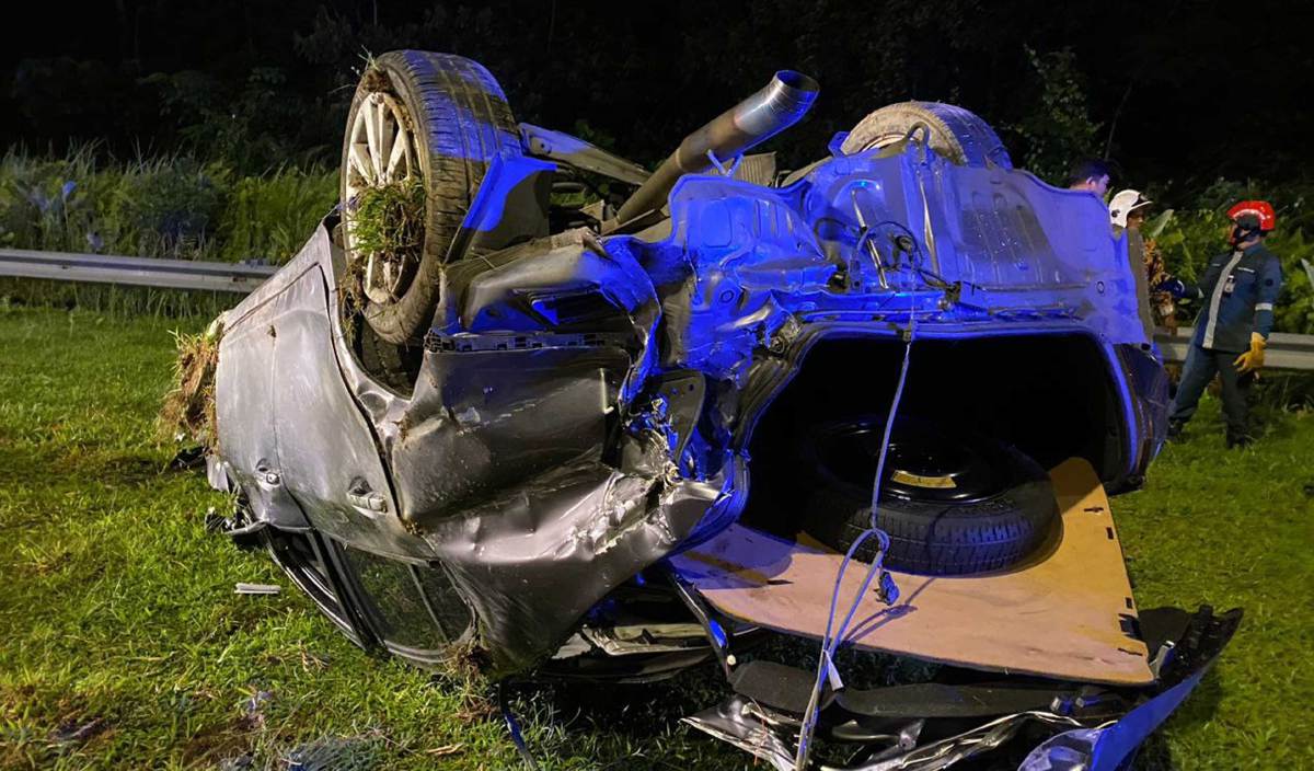 PEMANDU kereta Honda Civic maut kereta terbabas di bahu jalan dekat Jalan Forest City. FOTO Ihsan JBPM