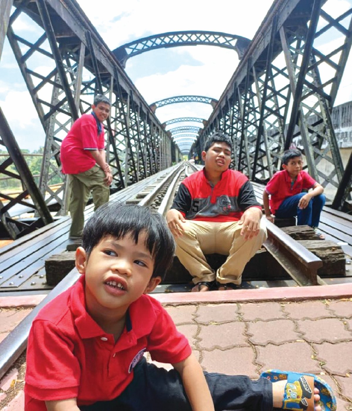 Gelagat anak-anak di Jambatan Victoria.