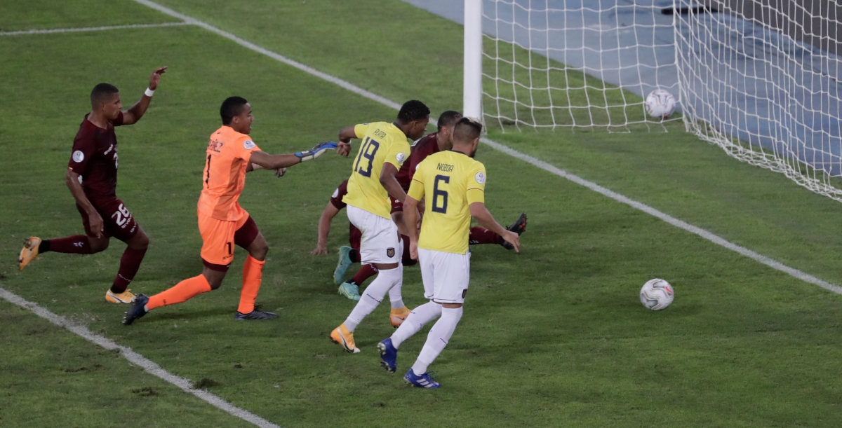 AKSI Plata (dua dari kanan) menjaringkan gol kedua  Ecuador. FOTO AFP 