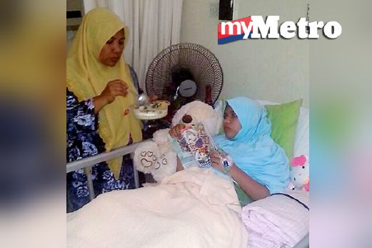 Siti Nuraisyah (kanan) ditemani ibunya, Maimunah Md Razali 48 (kiri) di HTAR, Klang. FOTO Faiz Anuar
