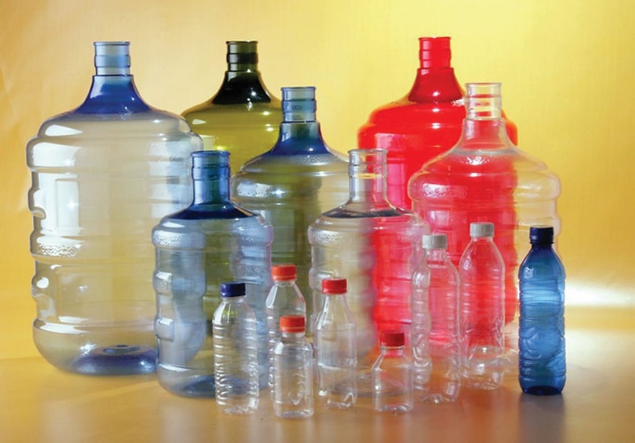 BOTOL plastik boleh diguna semula daripada dibuang begitu saja yang kesannya boleh menjejaskan ekosistem alam. 