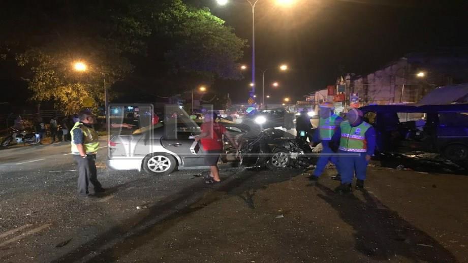 Caption<KEADAAN kereta dan van yang terbabit dalam kemalangan di hadapan Balai Polis Serendah, Hulu Selangor, semalam. Foto Ihsan PDRM