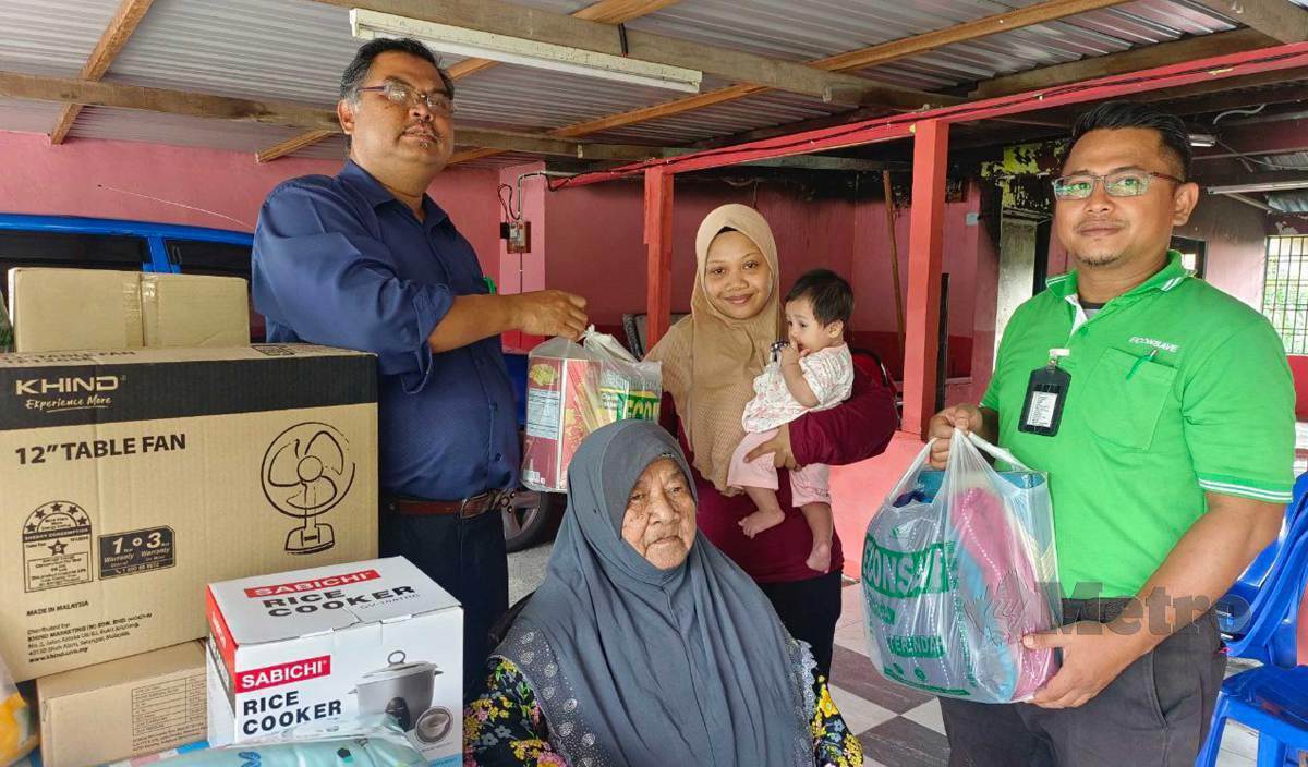 MAS Imran Adam menyampaikan sumbangan kepada mangsa kebakaran, Nurfararina Abdullah di Kampung Pasir Putih, Pasir Gudang. FOTO Mary Victoria Dass
