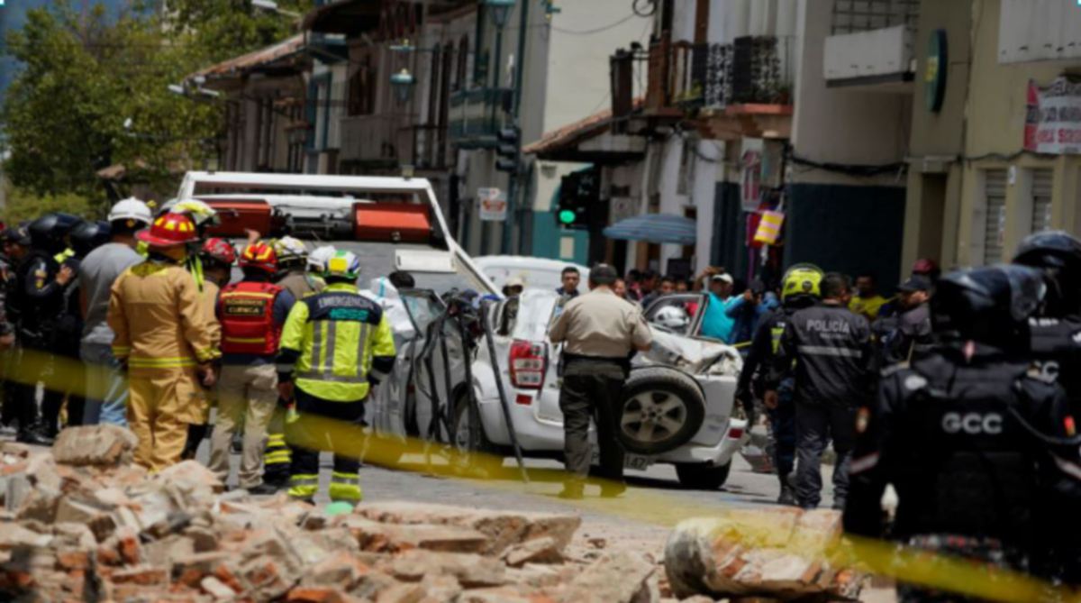 KENDERAAN yang rosak akibat gempa bumi di Ecuador. FOTO Reuters. 