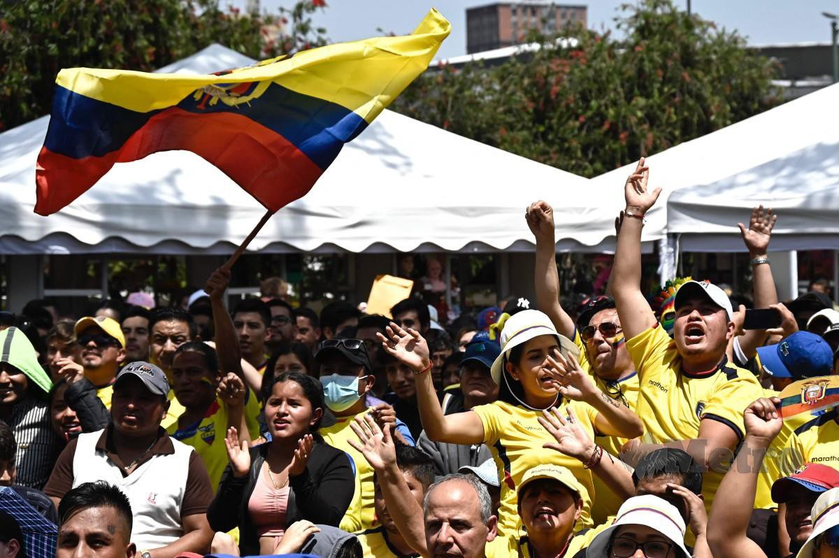 RIBUAN penyokong Ecuador meraikan kejayaan pasukan kebangsaan mereka. FOTO AFP
