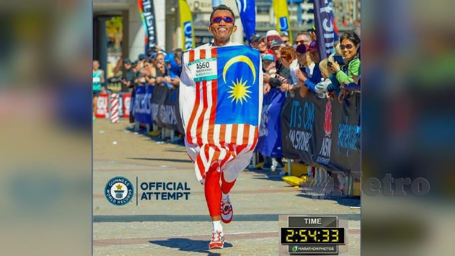 Mohd Syahidan ketika menamatkan larian dengan rekod 2 jam 54 minit. FOTO Ihsan Mohd Syahidan Alias 