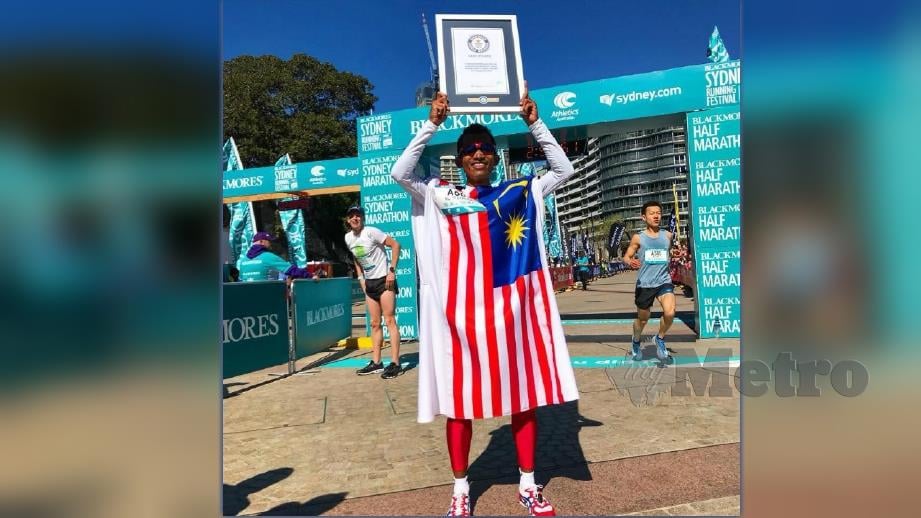 Mohd Syahidan bersama pengiktirafan Guinness World Records sebagai pelari marathon terpantas dengan memakai kostum bendera di Blackmores Sydney Running Festival tahun lalu. FOTO Ihsan Mohd Syahidan Alias 