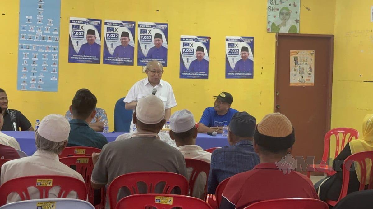 Tengku Razaleigh ketika berucap pada Program Santai bersama pengundi Dewan Undangan Negeri (DUN) Nenggiri di Rancangan Kemajuan Tanah (RKT) Kesedar Meranto, di sini, semalam. FOTO Paya Linda Yahya
