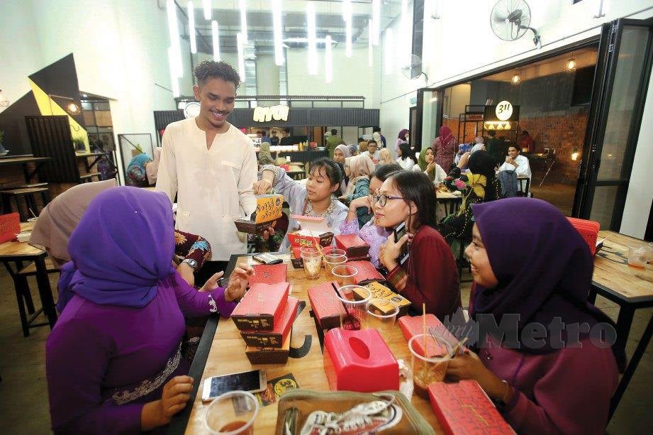 Aedy Ashraf meraikan tetamu pada Majlis Rumah Terbuka Aedy Asraff dan pembukaan kedai makan FoodMonger, di Cyberjaya. FOTO Zulfadhli Zulkifli