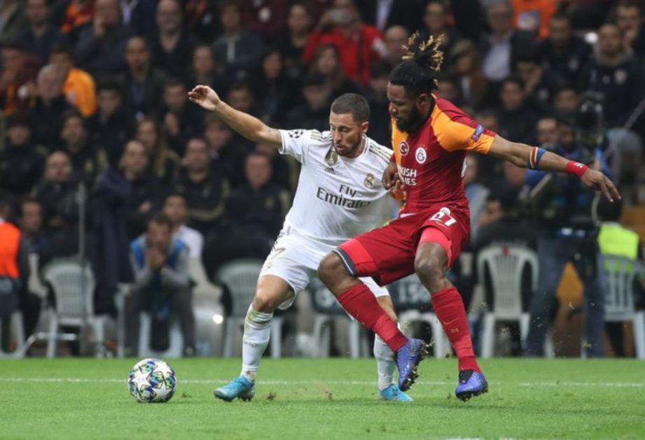 HAZARD (kiri) ketika beraksi menentang Galatasaray bulan lalu. — FOTO uefa.com