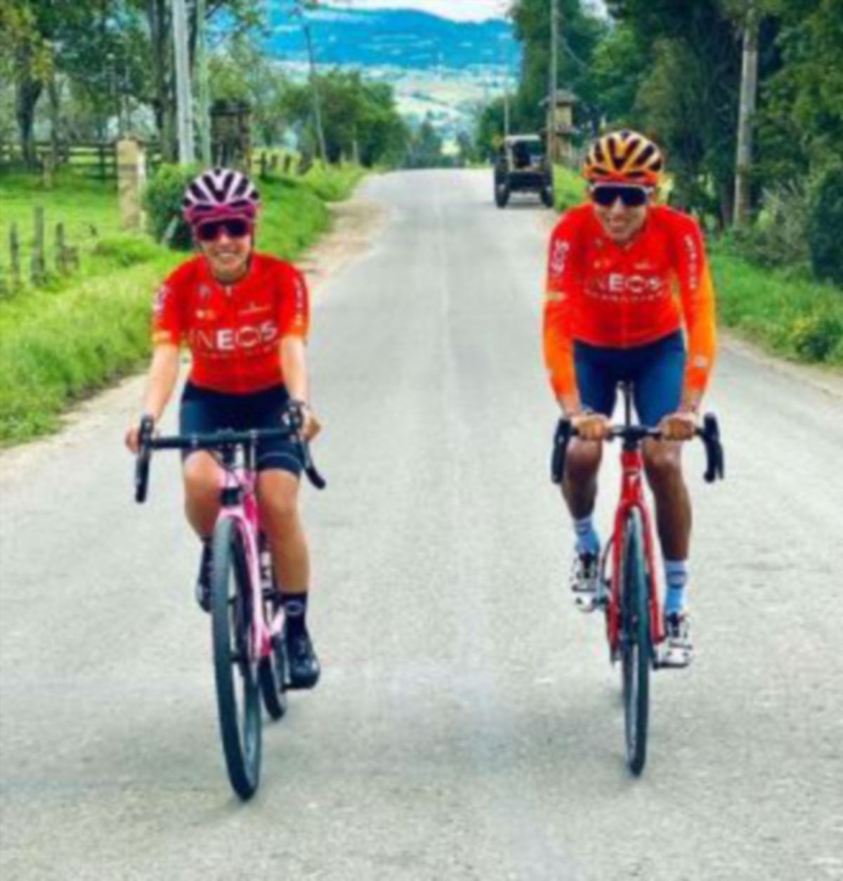 Bernal (kanan) menunggang basikal di negaranya selepas dua bulan insiden kemalangan yang hampir meragut nyawanya. FOTO instagram eganbernal