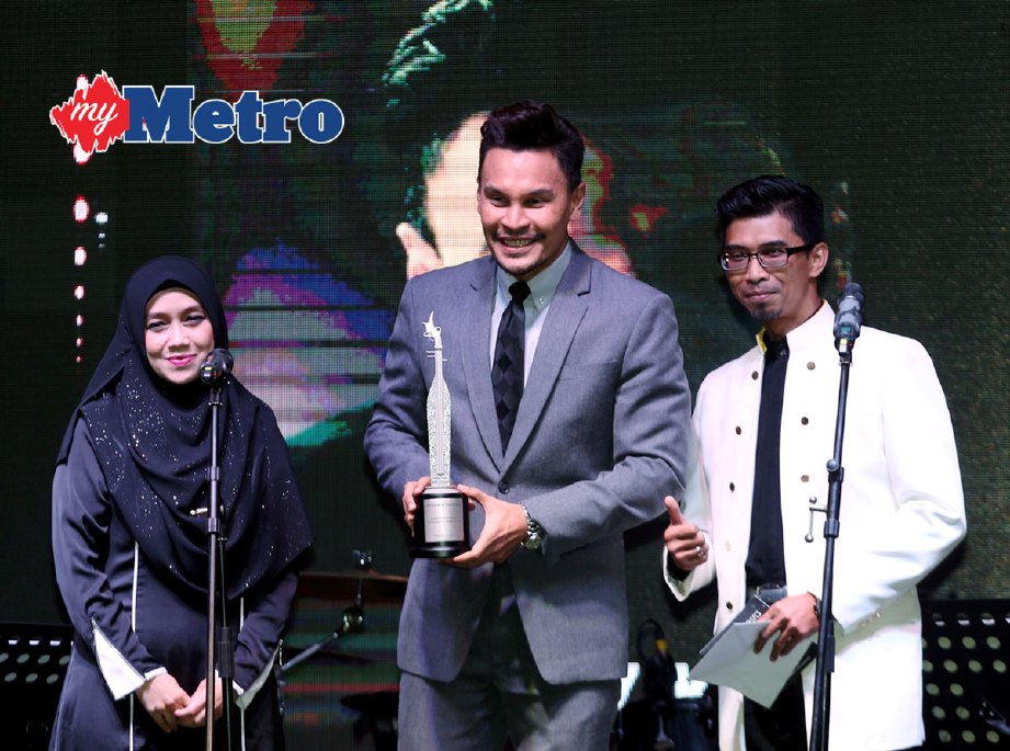 Edry menang Komposer Dengan Pendapatan Terbanyak di Malaysia Anugerah Badan Pelindung Hakcipta Karyawan Muzik Malaysia (MACP), malam tadi. FOTO NUR ADIBAH AHMAD IZAM