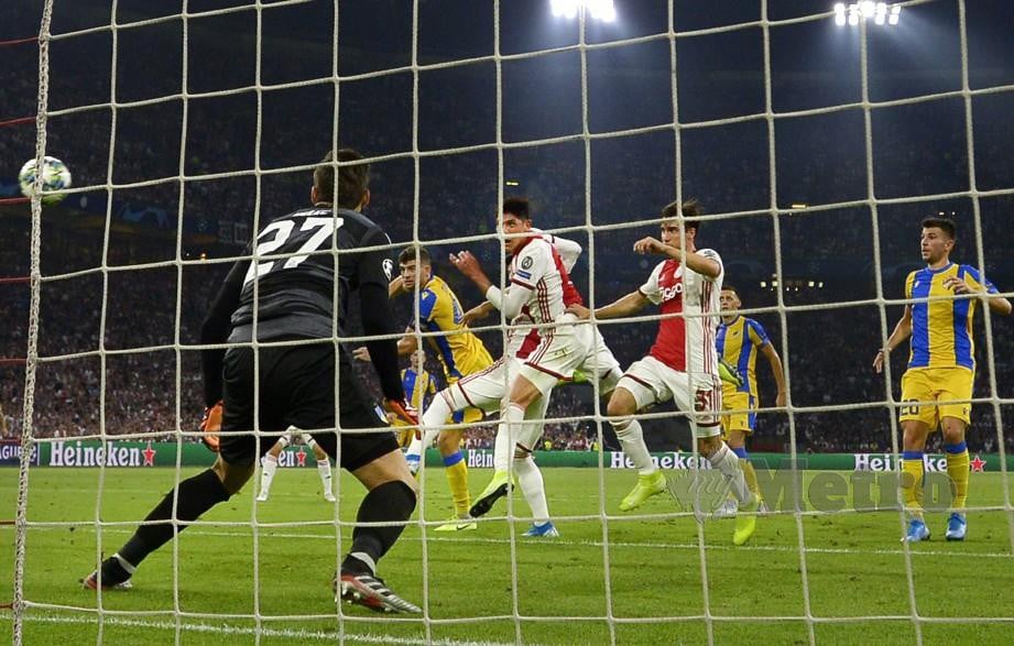 ALVAREZ (tengah) menanduk masuk gol pertama Ajax di Arena Amsterdam, awal pagi tadi. — FOTO EPA