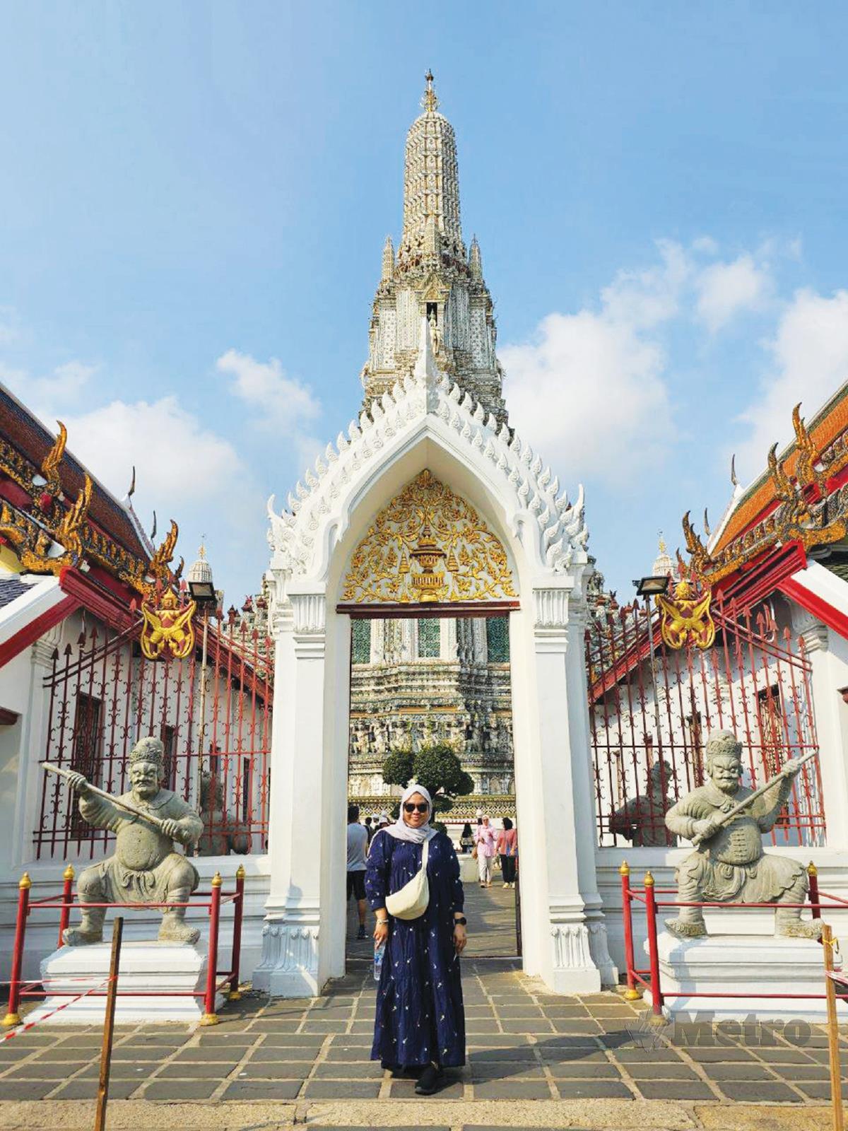 PENULIS di hadapan pintu masuk Wat Arun.