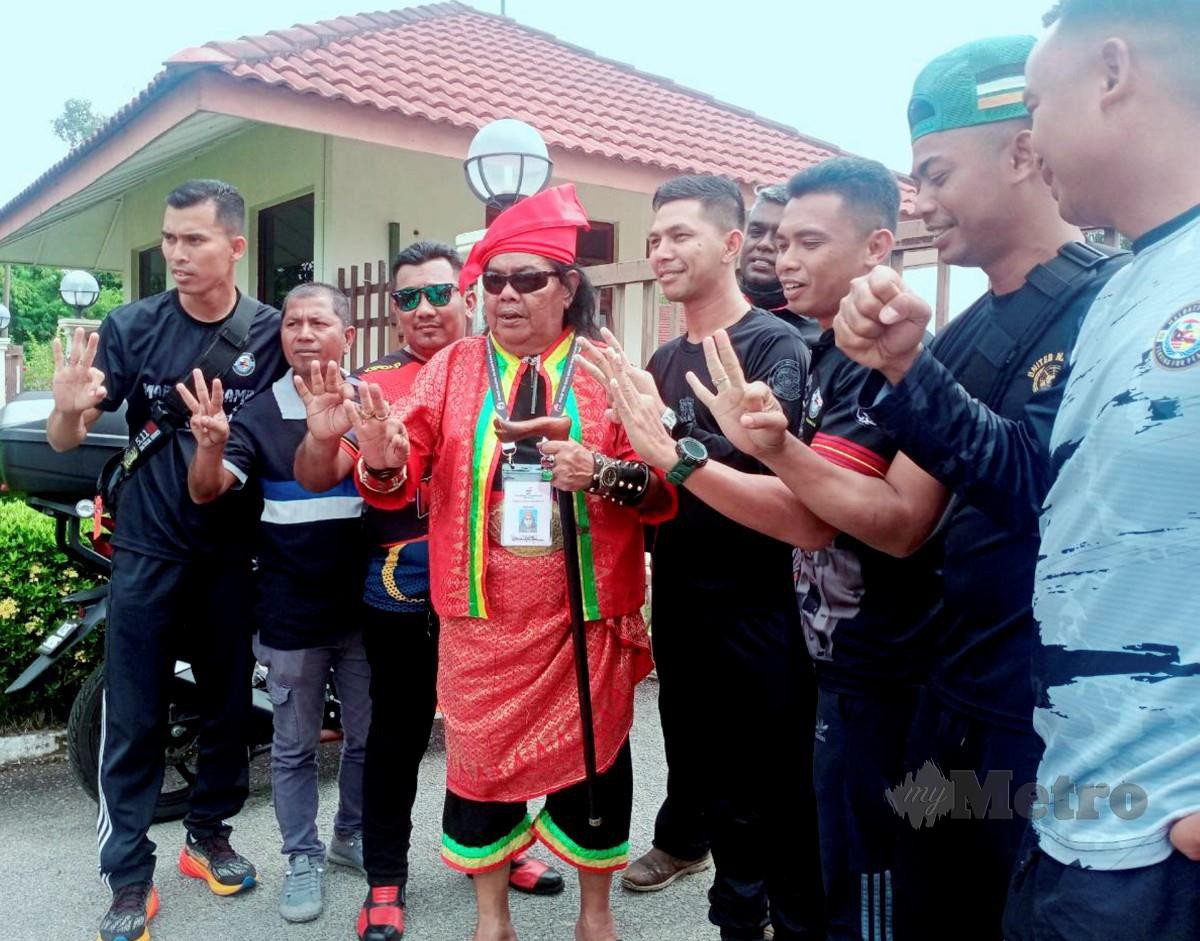 Abdul Rani bergambar dengan penyokongnya selepas penamaan calon di Kompleks Pentadbiran Tanah Port Dickson. FOTO MOHD KHIDIR ZAKARIA