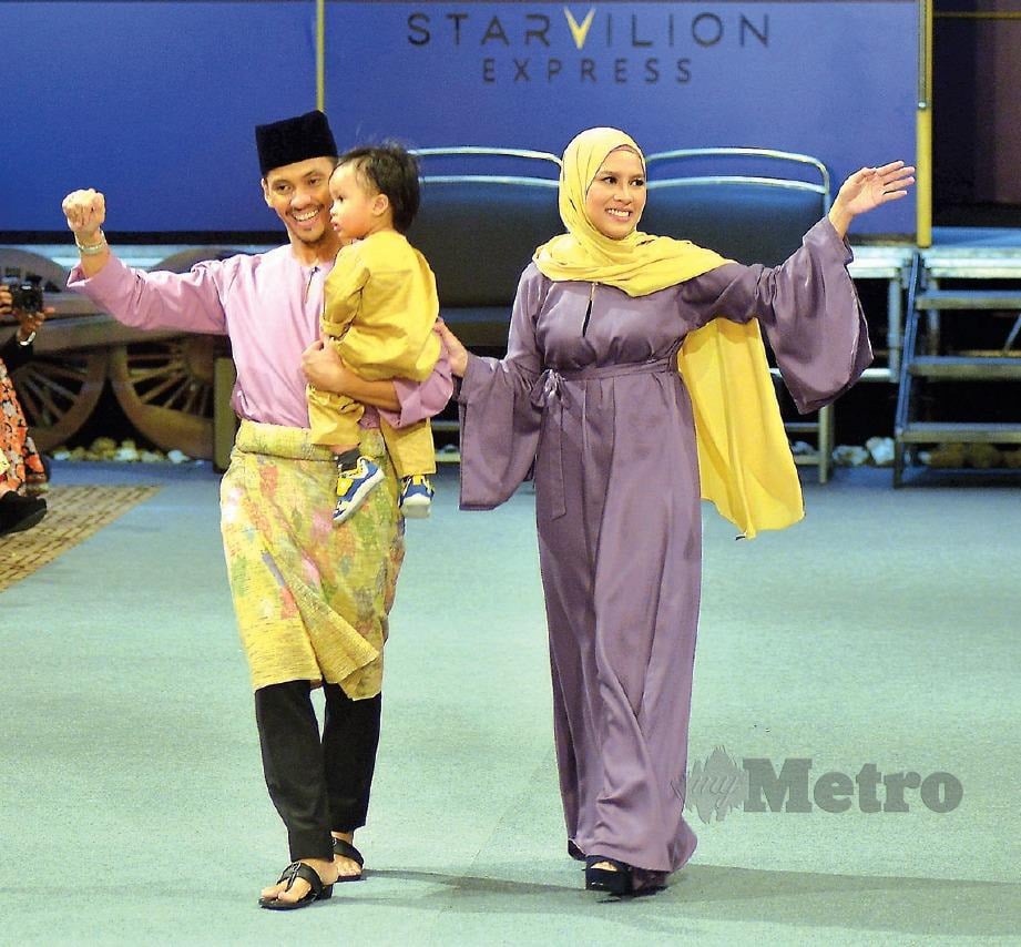 JIHAN Muse (kanan) dan Ungku Hariz memperagakan rekaan fesyen sempena Hari Raya Aidilfitri. FOTO Faiz Anuar