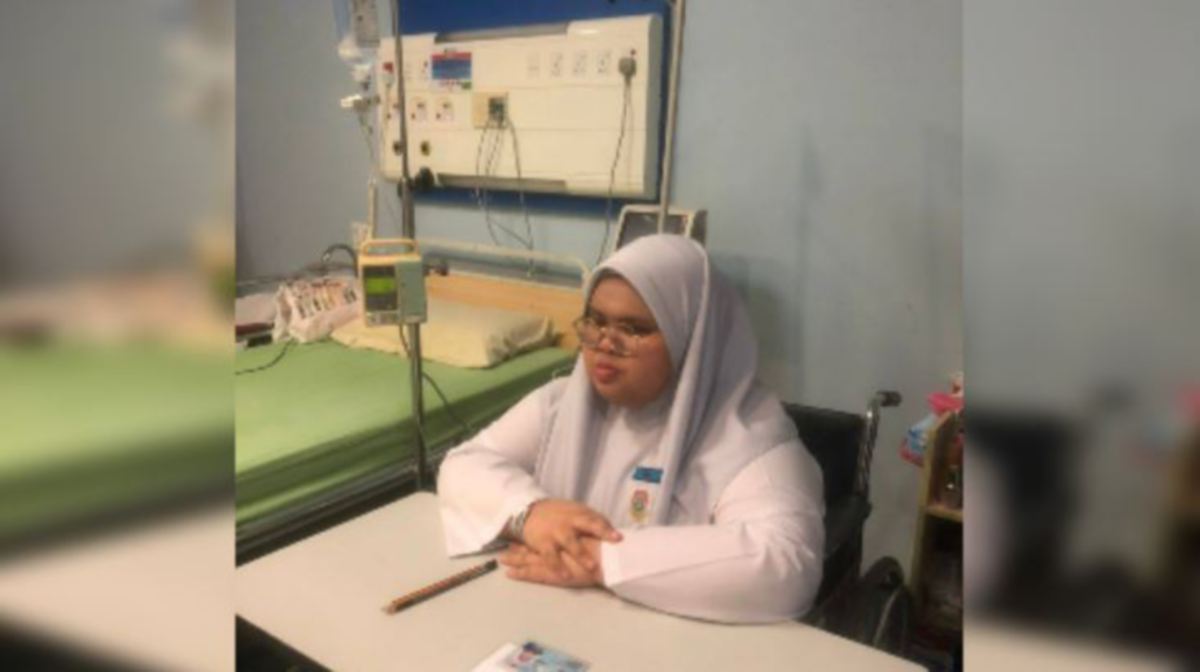 NUR Eiffa Hazeeqa yang menghidap ‘Crohn’ mengambil peperiksaan Sijil Pelajaran Malaysia (SPM) di Pusat Perubatan Universiti Malaya (PPUM). FOTO Ihsan pembaca.