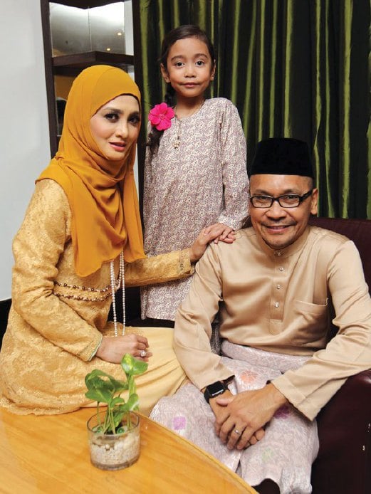 EJA bersama suami, Silahuddin dan Nur Eishal.