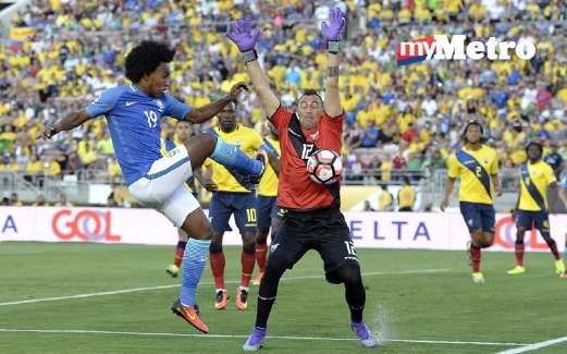PEMAIN Brazil Willian (kiri) mengasak pintu gol Ecuador.