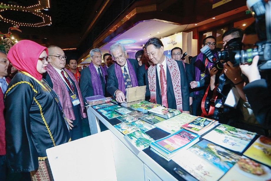 MOHAMADDIN (kanan) melawat pameran pada Majlis Perasmian Matta Fair 2018.
