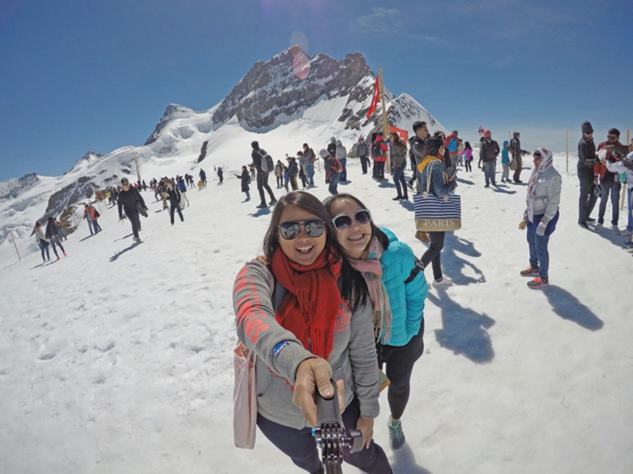 PENULIS dan Daphne (kanan) seronok diulit dingin salju di Jungfraujoch.