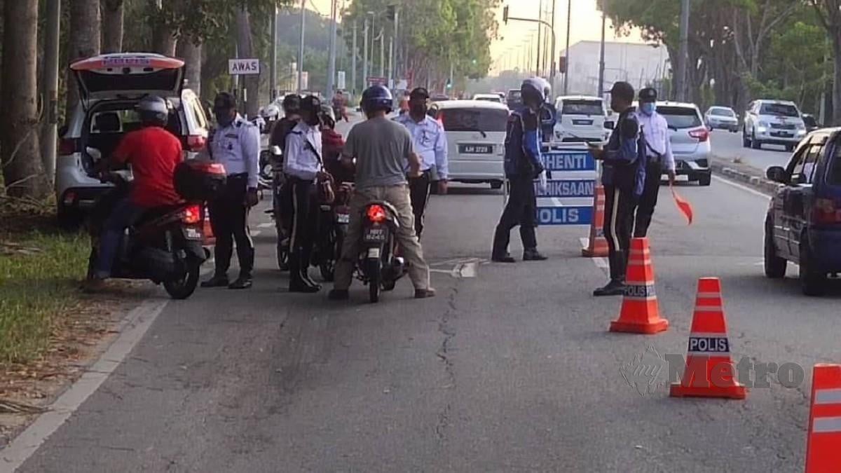 SEBAHAGIAN penunggang motosikal yang diperiksa dalam operasi di Manjung, hari ini. FOTO ihsan polis