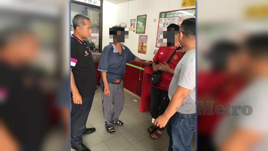 DUA lelaki yang ditahan dalam sebuah kedai agensi nombor ramalan. FOTO Ihsan Pejabat Agama Daerah Baling.