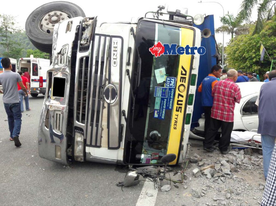 Kemalangan lori membawa muatan batu yang terbalik di persimpangan lampu isyarat berhampiran Tangki Air Kuala Perlis, turut membabitkan empat kereta.