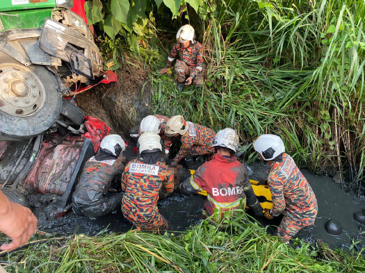 Dua sekeluarga maut manakala seorang terselamat dalam kemalangan lima kenderaan di Sungai Manggis dekat sini, pagi tadi. FOTO IHSAN JBPM Selangor