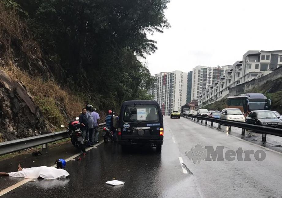 MANGSA disahkan meninggal dunia di lokasi kejadian akibat parah di kepala selepas motosikal dinaikinya bergesel dengan sebuah lori di Kilometer 16 Jalan Kuala Lumpur-Ipoh menghala ke Rawang. -Foto NSTP