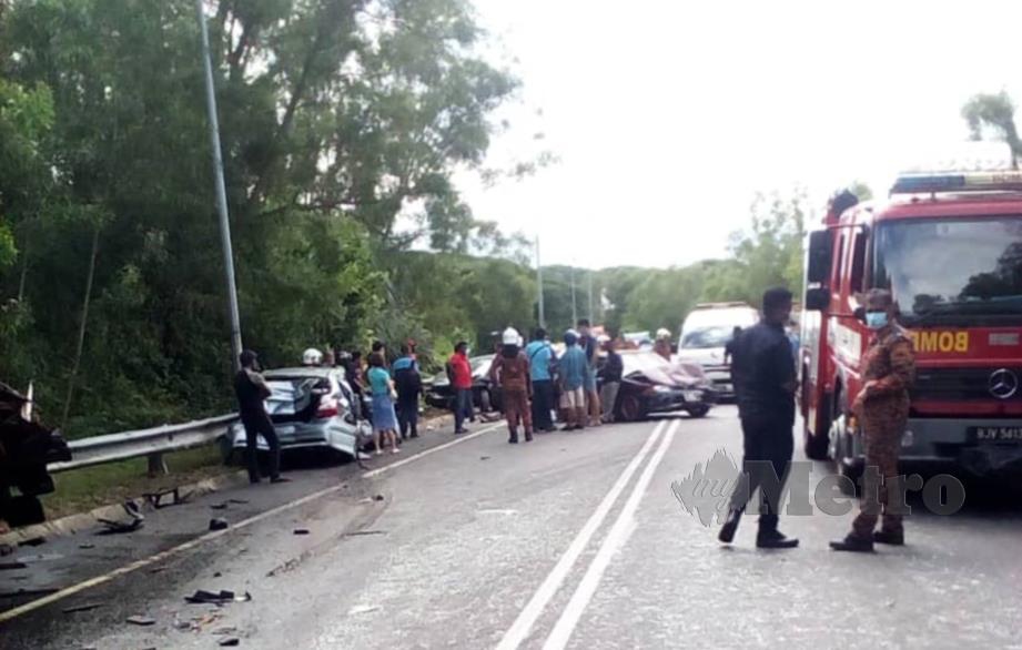 TUJUH individu cedera dalam kemalangan membabitkan tujuh kenderaan di laluan atas jambatan Jalan Lahat. FOTO IHSAN PEMBACA