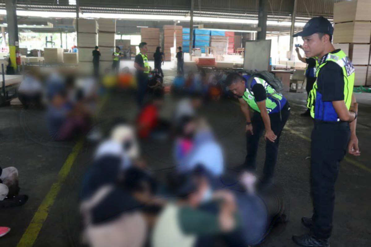 REMAJA warga asing yang disyaki mangsa eksplotasi buruh paksa diselamatkan pasukan polis dalam serbuan di sebuah kilang di Jalan Tungku, Silabukan, Lahad Datu.  FOTO Ihsan polis