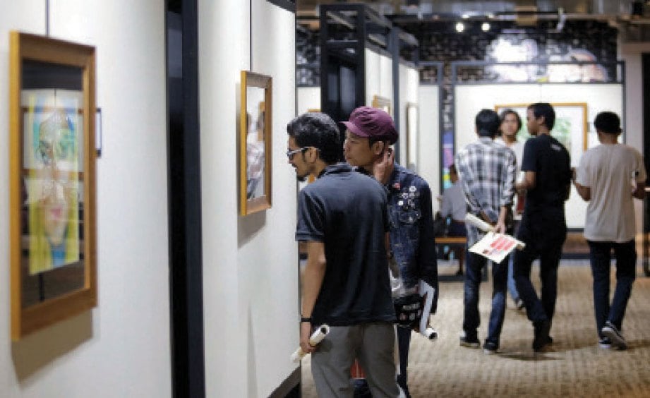 ANTARA pengunjung yang hadir dan menghayati pelbagai cabang seni visual dan genre diketengahkan pada pameran berkenaan.